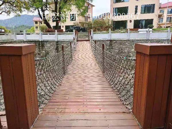 防腐木吊橋