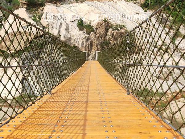 防腐木吊橋