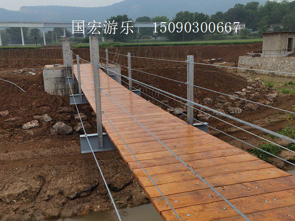 防腐木吊橋