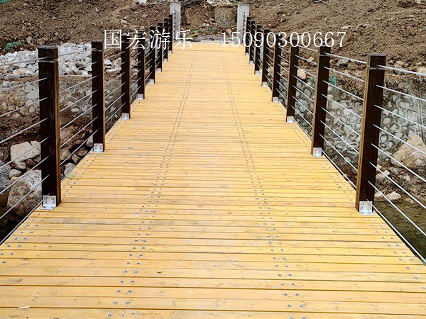 防腐木吊橋